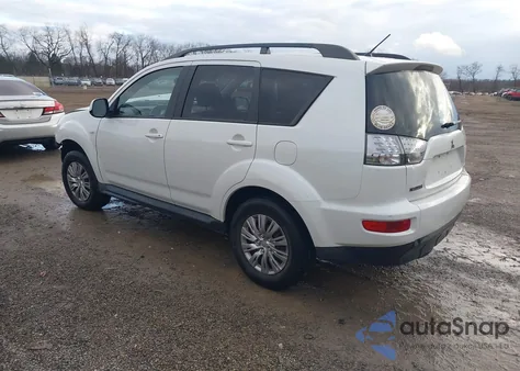2011 Mitsubishi Outlander Es z USA, uszkodzony, nr VIN JA4AS2AW8BU037297